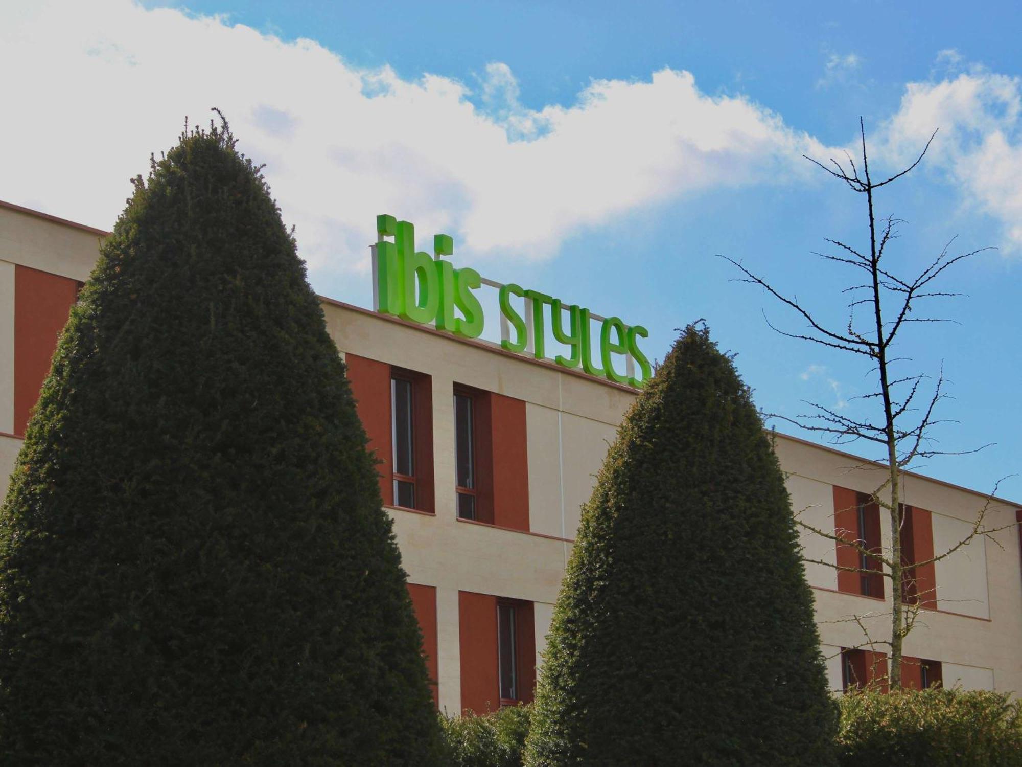 ホテル Ibis Styles Dijon Sud Domaine De Beauregard 21600 ロンヴィック エクステリア 写真